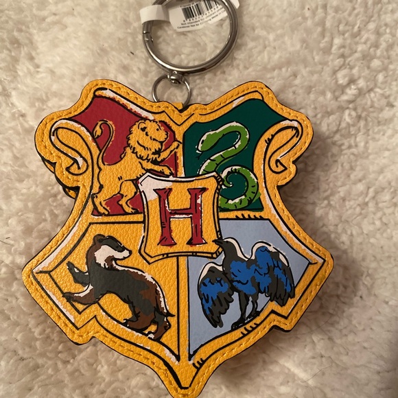 Sold New Vera Bradley Harry Potter Hogwarts Crest Zip Bag Charm Limited Edition - Picture 2 of 7